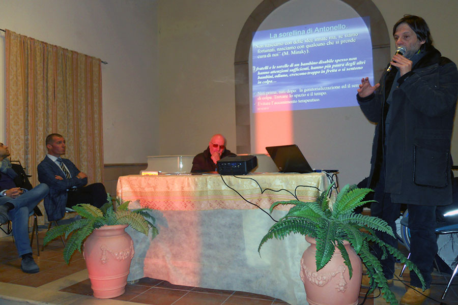 psicologo della Fondazione durante un corso con insegnanti