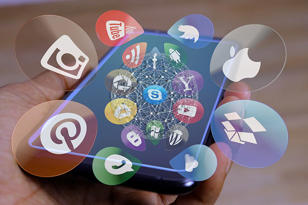 immagine di un cellulare con le icone delle varie piattaforme social di connessione, quali whatsapp, facebook, messenger, skype