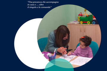immagine di copertina del bilancio sociale 2021 con foto di un'operatrice insieme ad una bambina